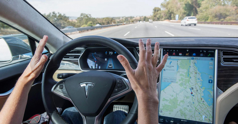 Illustration for article titled Some Insurers Rewarding Tesla Drivers for Using Autopilot